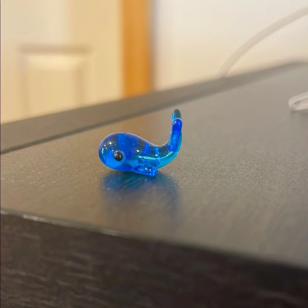 Tiny blue blown glass whale figurine - Picture 2 of 3